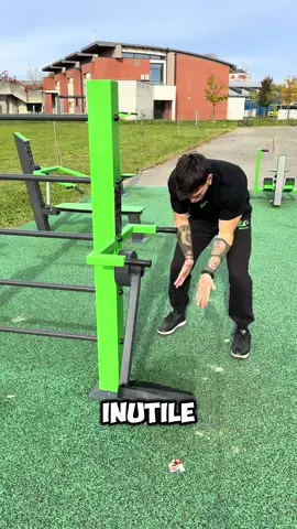 GLI ATTREZZI PIÙ INUTILI DEI PARCHETTI (VIDEO IRONICO) 