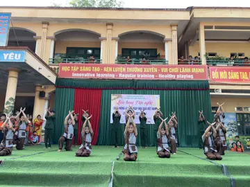5B: Múa mashup: Lời bác Trọng+ Tuổi trẻ thế hệ Bác Hồ+ Linh thiêng Việt Nam. 