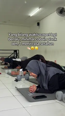 Kuat berapa menit? #plank #workout #malang #tempatolahragamalang #kotamalang #dietmalang #workoutmalang #diet 