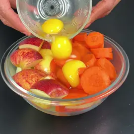 Añade huevos a la manzana y la zanahoria y te sorprenderá el resultado. #recetas #videoviral #reels #consejos 