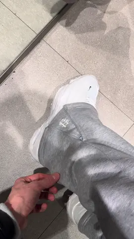 What do you think about this ZARA Find? Plottwist: It‘s from our brand. @suvene.de on IG. • #tracksuit #fashion #streetwear #jogger #baggy #trackpants #vintagenike #suvene #clothingbrand #zara #zaraoutfit #zarahaul #fashionfinds #trikko #6pm #sweatsuit 