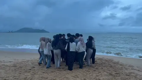 best moment #beach #sunset #liburan #sma #trendingvideo #beach #fypage #kontenhiburan #fypシ゚viral #temanterbaik #kebersamaan #pantaivibes #treanding 