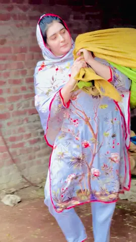 Jatti#azraimran51 #standwithkashmir #azraimran #imranmangat #onemillionaudition #foryoupage #villagelife #villagequeenAzraImran #foryou #tractorgirl #pakistan 