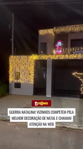 Um homem impressionou a todos com sua decoração de Natal, que conta com luzes cintilantes, nuvens e neve artificial, criando um ambiente mágico digno de um filme natalino. Ele compartilhou que sua criatividade acabou inspirando os vizinhos, que, por sua vez, também começaram a caprichar nas suas próprias decorações em uma guerra do bem de decoração natalina.  Ao mostrar as casas ao redor, o homem revelou como a rua inteira se transformou em um cenário ainda mais festivo e iluminado, trazendo o espírito natalino para todos. Você acredita que iniciativas como a desse homem podem unir mais a vizinhança? Créditos: @will.montenegro (ig) | @will.montenegro (tk) | @Myhoodbr  #videoengracado #noticiastiktok #tiktokmefezassistir #noticias #bnews 