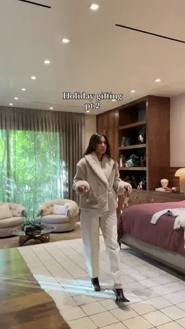 Everyone’s getting cozy sweaters this holiday! 🫶🏼 @Banana Republic #BananaRepublicPartner #fashiontiktok #giftguide #giftidea #bananarepublic #fallfashion #winterfashion #haul #haultok 