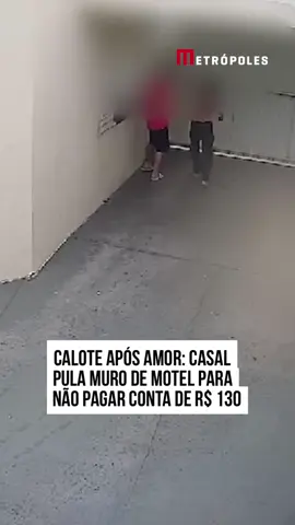 Um #casal foi flagrado ao sair de um motel sem pagar a conta e fugir pela rua após pular o muro, na manhã de quarta-feira (20/11), em Canoinhas (#SC). A informação foi confirmada pelo estabelecimento. Imagens de câmera de monitoramento mostram que os dois amantes esperam em um local aberto dentro do estabelecimento, por cerca de uma hora, até tomar a decisão. Por volta das 6h53min, as câmeras de vigilância do motel registraram quando o casal decidiu pular o portão. Primeiro, a mulher consegue escalar e sair para a rua. Em seguida, o homem faz a mesma coisa, enquanto corre em disparada. Pelas redes sociais, é possível visualizar os valores de estada no hotel. O quarto que dá direito a uma hora tem valores a partir de R$ 60. A suíte mais cara custa R$ 130 por duas horas. #TikTokNotícias 