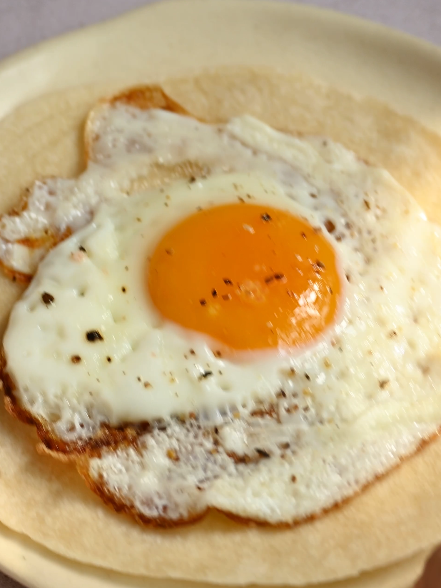 🍳 ¿El huevo estrellado perfecto? Fácil. 😎 Con este hack, la yema queda intacta y tú quedas como un pro. 🌟🥚 #huevosanjuan #hackdecocina #lifehacks