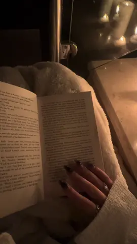 ضوء الشموع وقراءه الكتب #explore #🕯️#likes #fyp 