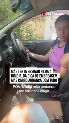 Uma cena inusitada viralizou nas redes sociais. Disposta a ajudar a filha com #dicas de #direção, uma mãe assumiu a responsabilidade de ensinar a garota a dirigir — mas o feito não deu muito certo. Na hora de explicar como funciona a embreagem, a mulher garantiu que, se ela tirasse o pé do mecanismo, o carro não sairia 