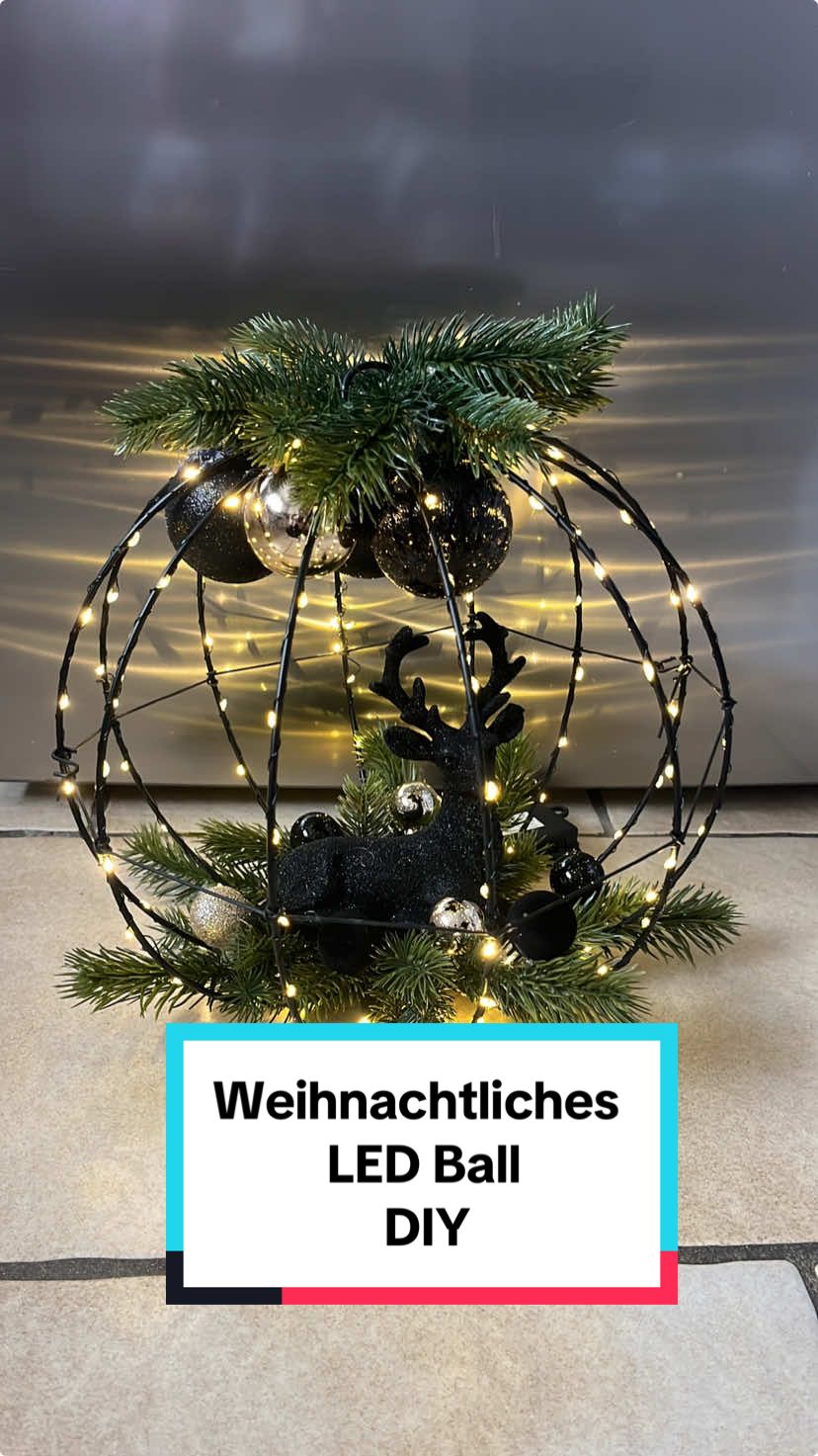 Ich liebe dieses DIY so sehr! ❤️ Dafür benötigen wir:  LED Ball (meiner ist vom Tedi, gibt es aber auch im Action und manchmal im Aldi und lidl) Deko eurer Wahl  Tannenzweige Heißkleber  Drahtzange  Viel Spaß beim nachmachen!  #DIY #christmasdiy #christmasdiydecor #weihnachtsdeko #weihnachten #kreativ #winter #fyp #viral #germany #deutschland #bayern 