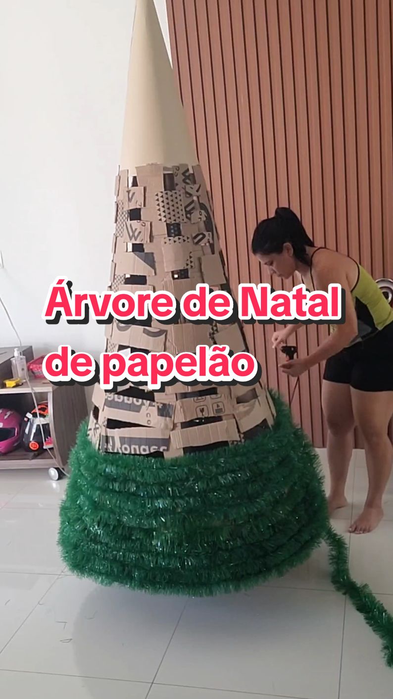 Parte 1 da minha árvore de Natal de papelão 🎄 . . . . . #arvoredenatal #arvoredenataldepapelao #natal2024 #arvoredepapelao #vidareal #diydenatal #DIY #decoracaodenatal 