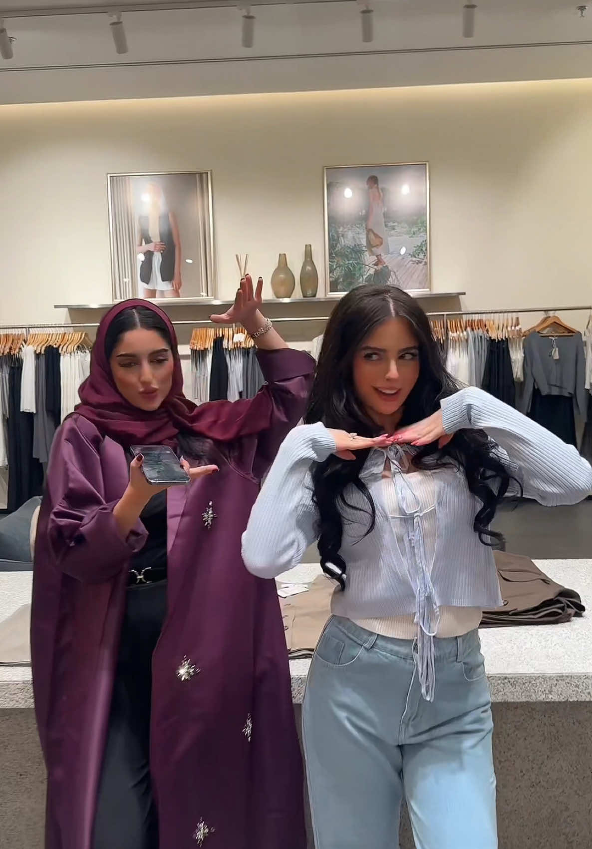 فريق ذوق شمس او ذوق إيمان احلى؟ فكل حال ذوقي @theeditorsmarket.ae 😉🛍️