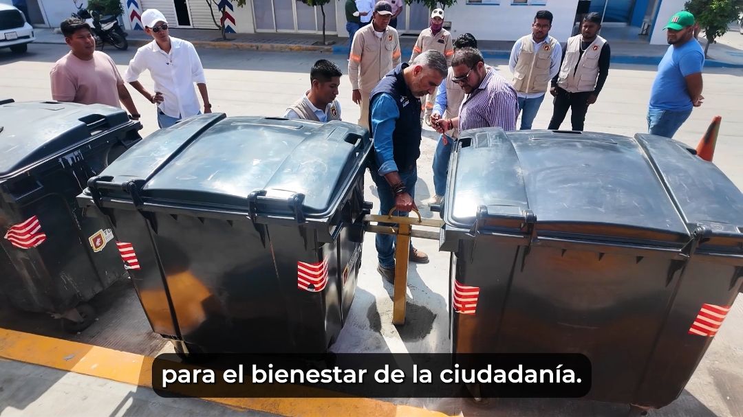 Bajo la supervisión del presidente municipal Ángel Torres, hemos comenzado a instalar más de 100 contenedores iniciando en la Colonia Plan de Ayala. Esta acción busca ofrecer a las y los tuxtlecos una solución adecuada para la disposición de sus residuos, contribuyendo a mantener la ciudad limpia y ordenada. #tuxtlagutierrezchiapas  #quévivatuxtla 