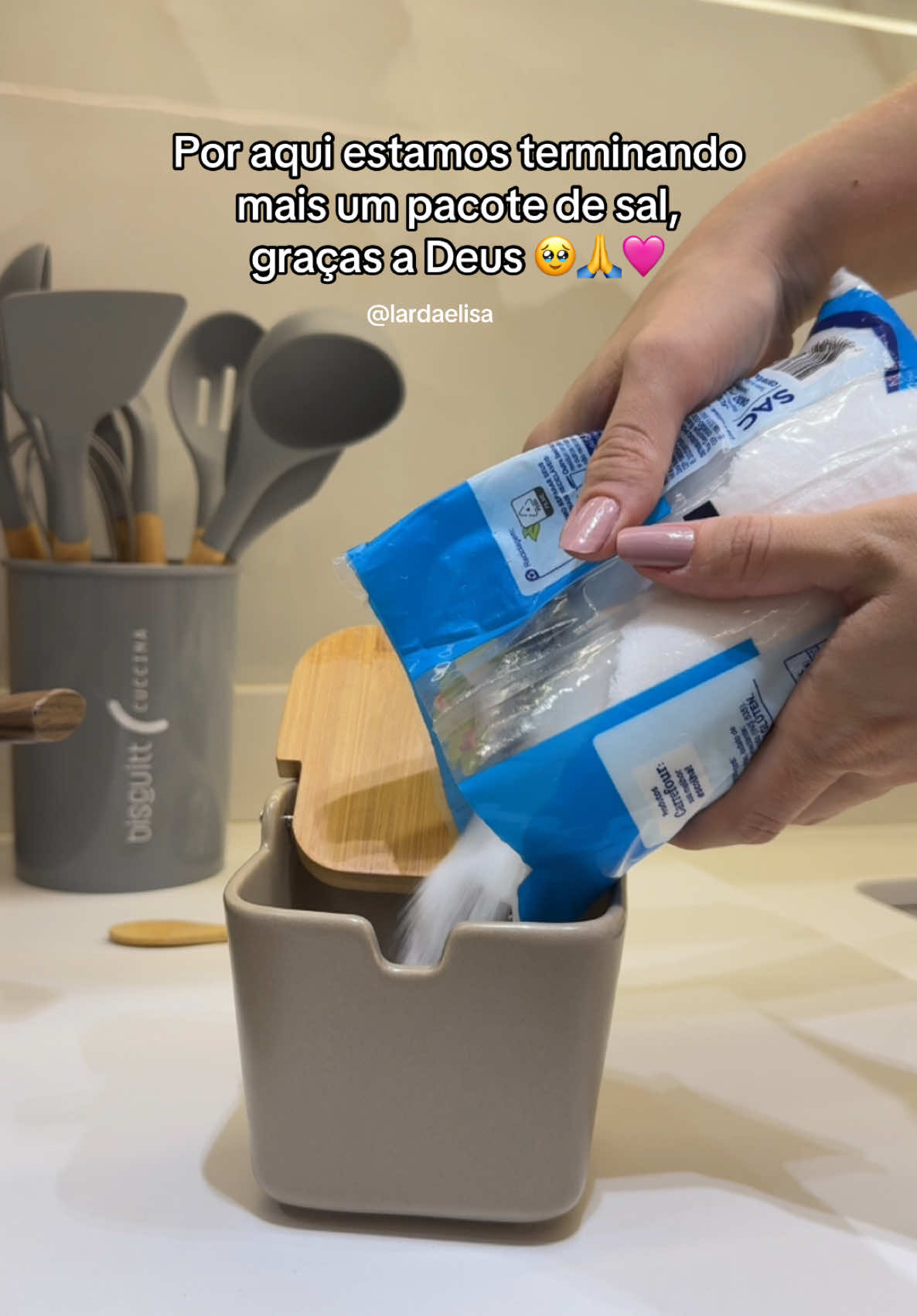 Você conhece a teoria do sal?  É a ideia de que o casal só se conhece verdadeiramente quando termina um pacote de sal juntos, o que leva muito tempo para ser consumido! hahahah, por aqui já foram muitos!!! Só para mostrar meu saleiro novo da Lojas G, hahaha! #donadecasa #donadecasanutella #donadecasaquetrabalhafora #dicasdecasa   #enxovaldecasanova #organizacaodolar #vidadecasada #londrina #dicasdolar #sal #saleiro