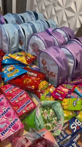 MOCHILA DE DOCES 🐳🍭🍬#lembranças #lembrancinha #festa #mamaefesteira #1aninho #fundodomar #aniversario #maeefilha #bebelindo #comemoracao #doces #festafundodomar #menina 
