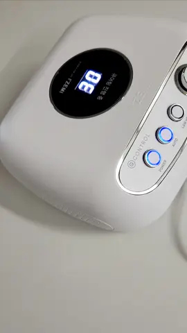 #izemikorea_G.CONTROL- NAIL LAMP 아이즈미 G컨트롤 마스터 UV- 램프💅 저는 손아트를 할때 한번씩 손톱을 뒤집어서도 큐어하고, 또 혹시나 하는마음에 더더 오래 큐어링 할때도 있어요. G컨트롤 마스터 UV램프는 3D 서라운드 큐어링 시스템으로 프리엣지안쪽은 물론, 엄지 손톱. 새끼 손톱까지 꼼꼼하게 큐어링 되니 자연스럽게 램프속에 슥~ 넣어도 안심! 편안! 또 피부 자외선 출력량도 최소라는거 꼭!!! 기억해 두기♡♡♡ ■G컨트롤 마스터 UV- 램프▪︎ ▪︎피부의 안전을 고려한 UV출력 조절 ▪︎5년간의 개발기간과 26번의 사용화 테스트를    걸친 3D 서라운드 큐어링 시스템 ▪︎합리적인 가격에 606g 가벼운 무게 ▪︎하이브리드 무광으로 디자인된 완벽한 설계 ▪︎최상의 경화 효율. 완벽한 본사 A/S 🏷[제품문의 & 구매] @izemikorea  #아이즈미젤#G컨트롤마스터램프#아이즈미G컨트롤램프#UV램프#젤램프#자외선차단램프추천#네일램프추천 #뷰티테스터