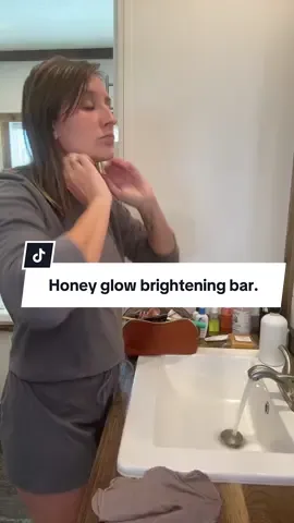 So excited to get rid of my dark spots and gave more even skin! #fyp #tiktokshop #giftideas #stockingstuffers #honeyglow #brighteningbar #skincare #facewash #turmericsoap #turmeric #darkspots #hyperpigmentation #unevenskintone 