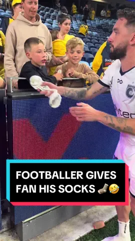The kid’s reaction is priceless 🤣 #football #fyp #footballtiktok 