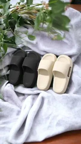 Sandal pria baru sandal dewasa sandal karet jeli tebal hitam anti-selip Sandal pria keren.