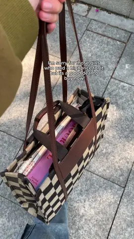 ARE WE KIDDING RIGHT NOW!!!! It’s Soooo cutee!!! Really love it!🤎🤎 #viral #trendy #bagcollection #totebags #pursecollection #purse #womenbags #tiktokshopfinds #tiktokshopholidayhaul #spotlightfinds #cute #fouryoupage 