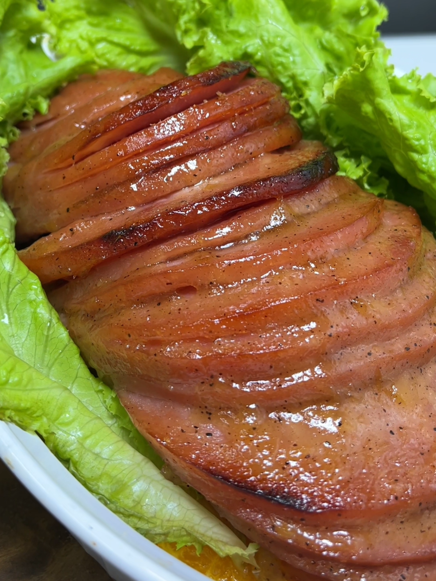 🎄 Ready na ba kayo for the holidays? 🍖  Lutoin ang Christmas ham niyo with the @toughmamaappliances Convection Oven! Perfect na ang pagka-crispy sa labas at juicy sa loob ng ham. 🥳✨  Season na for delicious feasts—tara, luto na tayo! 🍽️