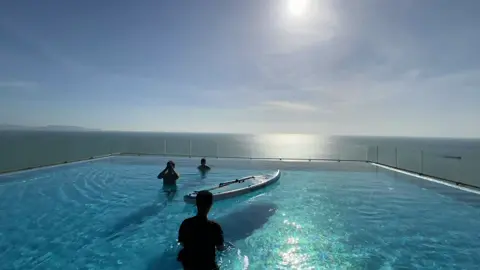 view hồ bơi vô cực tại Vũng Tàu #huyenanhreview #vtvcab #vungtau #premierpearlvungtau 