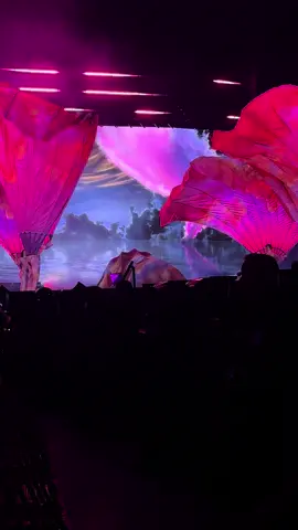 Closed Roof shows>> #TSTheErasTour #erastour #taylorswift #missamericanaandtheheartbreakprince #missamericana #lover #frontrow #live #concert  #taylorsversion