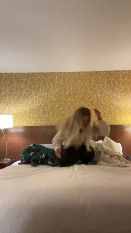 @saraland | hotel room shenanigans 🥳🥳 #b#beachs#saralandf#fyp