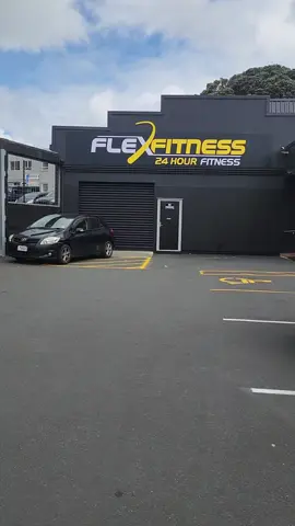 Come hit Chest and Shoudlers with me @flexfitnessroyaloak 💪💪 Also this is my first attempt at a voice over 🫣😅 lol This would probably be my new favourite gym!!!!!  The whole aesthetic and vibe of the gym was incredible and the staff were super friendly and helpful 👏 If you haven't been to try it yet you're definitely missing out 🙌🙌  The workout  -Bench following a 8,5,3,1,1,1,5 reps with a top single at 112.5kg -Incline Chest Press  -Dumbell flyes  -Smith machine shoulder press  -Lat raise dropset  Use DC LIAMR for 10% off @vxsgymwear Use DC LIAM for 10% off @abenation Use DC LIAMLIFTS for 20% off @firsthealthapparel Use DC LIAM for 15% off @ascend.athletic Use DC LIAM20 for 20% off @buckedup #gym #gymrat #GymTok #gymmotivation #gymworkout #Fitness #workout #weightlifting #athlete #powerlifting #wellbeing #vxsgymwear #teamvxs #vxsgymwearambassador #ABE #abenation #appliednutrition #applyyourself #buckedup #buckedupsupps #buckedupambassador #KNGDM #kngdmambassador #ascendathletic #ascendathleticambassador #firsthealthaparrel #firsthealthaparrelambassador #firsthealth