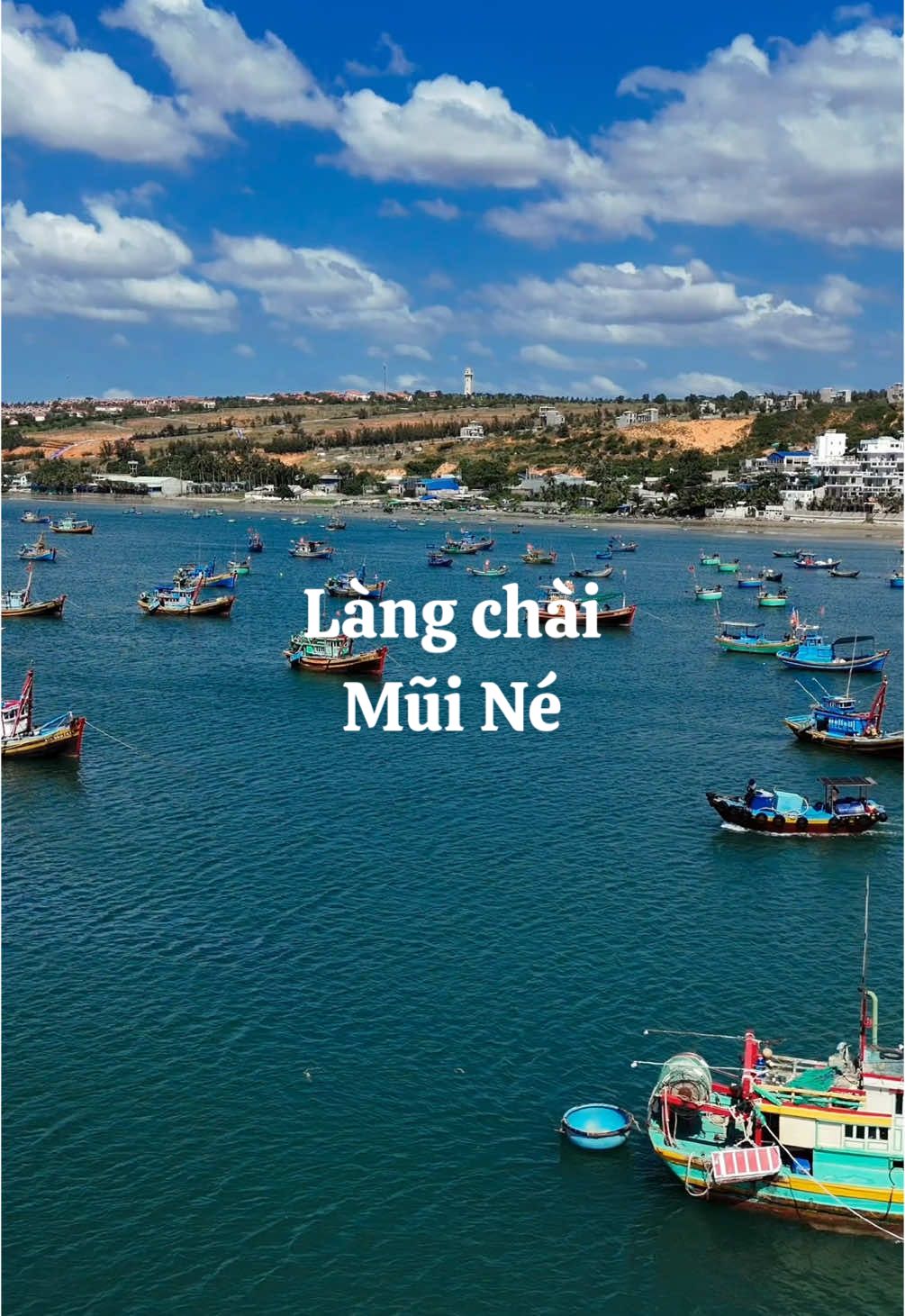 Cùng ngắm làng chài Mũi Né qua những khoảnh khắc trong ngày, những hình ảnh tấp nập của ghe thuyền thúng và hoạt động của ngư dân xuyên suốt từ sớm đến đêm #muine #langchaimuine #ngudan #thuyen #thuyenthung #ghe #bien #sea #dulichbien #flycam #canhdep #dulichvietnam #phanthiet #dulichphanthiet #dichoi #dulichtiktok #viral 