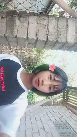 မလှလည်းကြည့်ကွာ