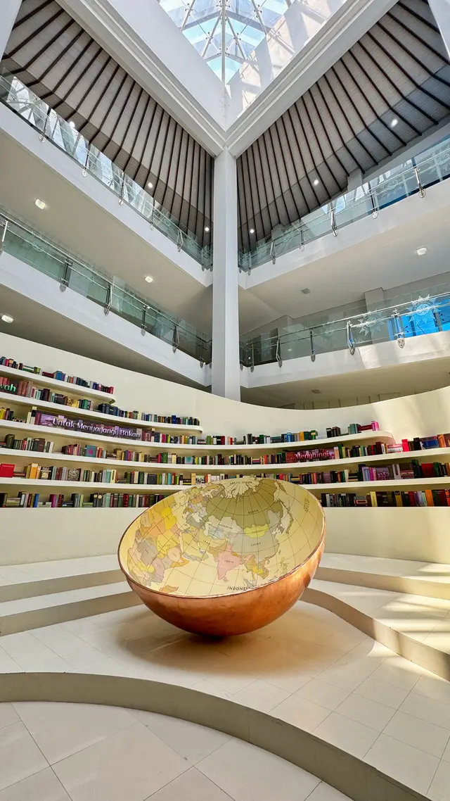 Museum Muhammadiyah terbesar di Indonesia. Letaknya ada di dalam kampus UAD ringroad, gedungnya luas banget dan bener-bener 1 gedung full untuk museum semua. Lantai dasar tentang sejarah pembentukannya di era kolonial, di lantai atas makin modern, membahas Aisyiah dan organisasi Muhammadiyah yg lain #muhammadiyah #uad #universitashahmaddahlan #universitasmuhammadiyahyogyakarta #museummuhammadiyah #fypjogja #wisatamuseum #museumjogja #fypjogja #jogja24jam #jogjaistimewa 