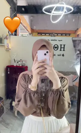 dirty mirror😶#fypシ #livephoto #ootdhijab #outfithijab #simpleoutfit #rekomendasioutfit #fyppppppppppppppppppppppp #fashiontiktok #mirror #foryou 