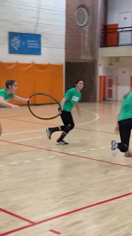 Exercise on wide cross. 💪 Three on two, the two defenders must not be fed up with the rubber band and can only defend inside the nine.  @szisekezi  #handballvideos #handballcoach #handballcoaching #handballexercises #handgoal #sportexercises #sportvideos #handballcoach #handballtraining #handballreels #handball #handball #womenhandball #sisekezi 