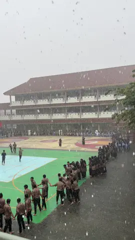 seseru itu main hujan hujanan😋 #smanpatkotabandaaceh 