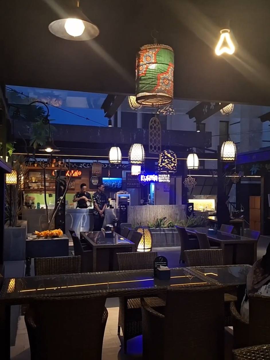 Malam minggu enaknya ngopiii  Kesini yukk, rekomendasi cafe yang cozy buat nongkrong 📍Kurma Resto and Coffeshop @kurmarestoblora  #coffeetime #cafe #kopi #ngopi #malming #malmingmabubub #bubub #pacar #teman #nongkrong #resto #eatery #placetogo #blorahitz #bloraviral #cafeasik #asik #estetik #cozy #nyaman #livemusic #view #kota #makan #makanenak #estetik #cozy #kopi #coffee #pastry #kuliner #explore #explorecafe #explorecity #exploreblora #kulinerkekinian  #vibe #eatery #restoran #cityview #viral #fyp #tiktok 