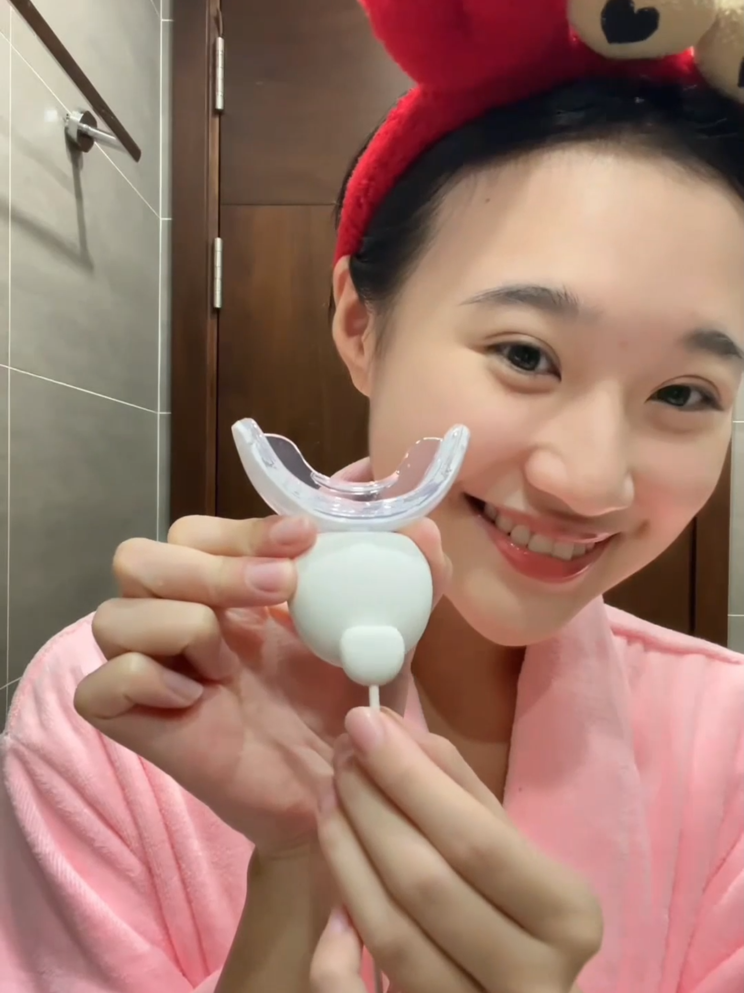 Cùng mình làm trắng răng với Smilee Extra tiện lợi tại nhà. #xuhuongtiktok #smilee #emly