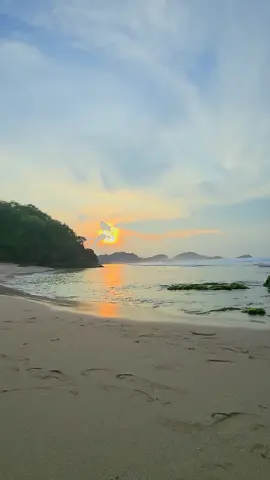Boleh download untuk konten kalian😉 #backgroundvideo #pantai #kata2 #langit #indonesia 