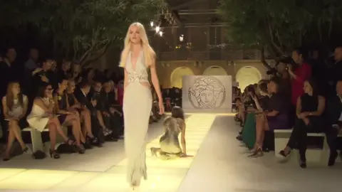 Lindsey Wixson’s falls  #lindseywixson #Runway #fyp 