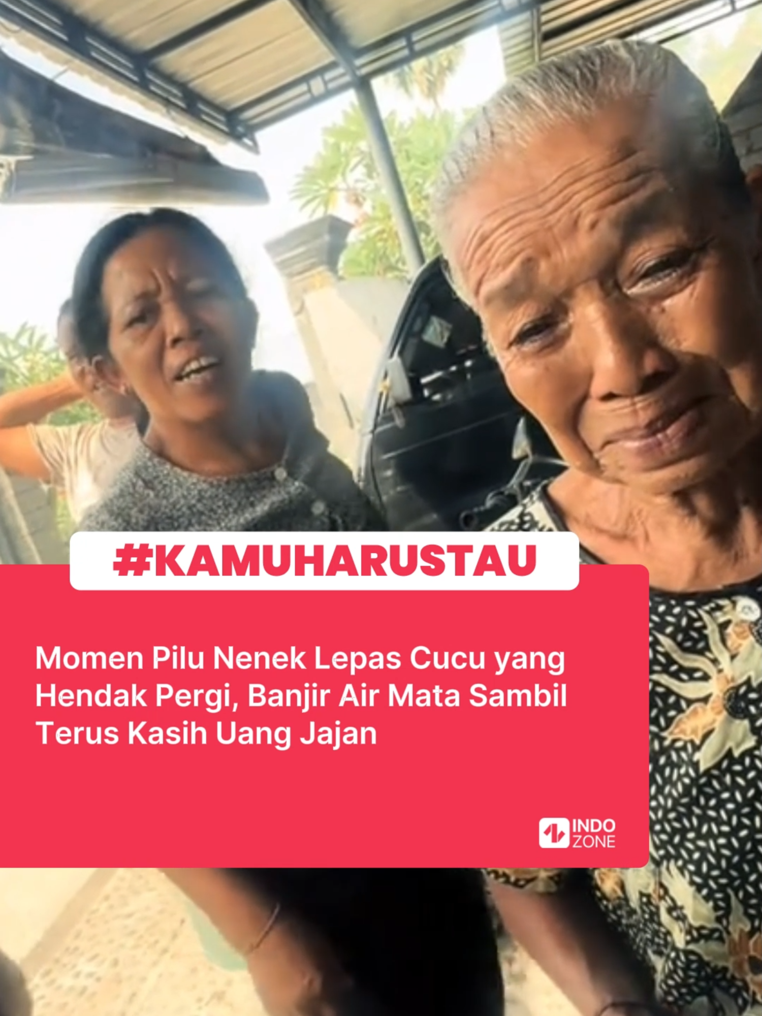 Video yang viral di media sosial menunjukkan momen haru antara seorang nenek dan cucunya yang akan merantau untuk bekerja. Dalam video tersebut, terlihat jelas bagaimana sang nenek menangis penuh kesedihan saat cucunya bersiap-siap pergi.  Air mata nenek itu menggambarkan betapa mendalamnya cinta dan rasa kehilangan yang dirasakannya ketika cucunya harus meninggalkannya demi mencari nafkah.  Di tengah perpisahan, nenek itu berusaha mengasih uang kepada cucunya. Namun, cucunya dengan tegas menolak pemberian tersebut. Ia khawatir jika neneknya terus mengasih uang, hal itu akan menjadi kebiasaan yang sulit diubah di kemudian hari. Penolakan ini mencerminkan rasa tanggung jawab cucu terhadap neneknya.   Ia ingin memberikan kemandirian kepada neneknya, sekaligus menunjukkan bahwa ia mampu untuk mandiri dan tidak ingin menjadi beban. Momen penolakan uang tersebut diakhiri dengan adegan mengharukan di mana sang nenek mencium pipi cucunya dari jendela mobil.  Video: TikTok/askdogol  [Baca berita dan informasi menarik lainnya hanya di www.indozone.id]