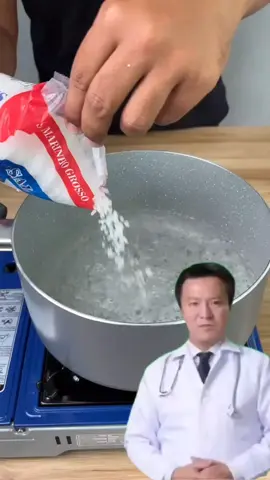 Throw coarse salt into boiling water, and you won’t believe the result! #tips #tipsandtricks #trick #homemade #salt #coarse #water #foryou #foryoupage #usa_tiktok #fyp 