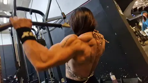 #fitmom #womenphysique #fitmommy #shecandoboth #back#backworkout 