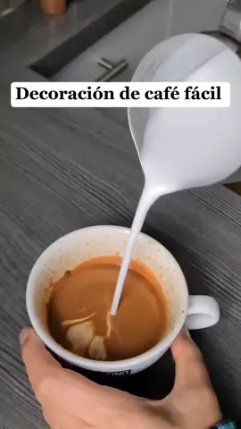 ¡Descubre los secretos para decorar tu café como un profesional!🧑🏻‍🍳  Aprende 3 diseños fáciles y divertidos para hacer que tu café se vea impresionante.  Desde círculos de sirope hasta diseños de chocolate, te enseñaremos cómo sorprender a tus amigos y familiares  ¿Quieres aprender a crear bebidas y diseños impresionantes en casa?  ¡Inscríbete en nuestro curso de barista y descubre los secretos de los expertos!  ¡Haz clic en el enlace de nuestra biografía para obtener más información sobre nuestro curso de barista y empezar a crear tus propias obras de arte en café! #artelatte #diseñosencafe #tecnicaetching #coffeelover #cursodebarista 