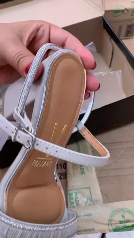 Impecável 🤩🤩 📍169,90 do 34 ao 39 - disponível para compra no link da Bio #vizzano#salto#sandaliafesta#natal#finaldeano 