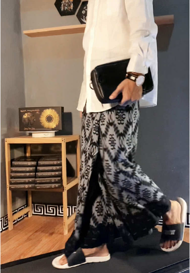 Sarung goyor dengan motif motif modern grafis menambah kegantengan pemakainya 😁 Oke ganteng, sama sama ganteng, terimakasih ganteng. #sarunggoyorpriaterbaru2025 #sarungsantriputriterbaru2025 #sarungbatikpriaterbaru2025 #sarungsantri #sarungmotifkeren 