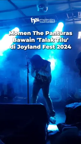 The Panturas tampil membawakan lagu 