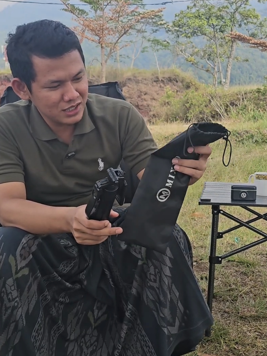 Tongsis MIXIO A61L 170CM adalah satu alat yang sangat cocok banget buat kalian yang suka ngoten di luar. Karena Praktis Mudah dibawa kemana aja dan bisa juga dijadikan tripod.. #tongsisbluetooth #tongsistripod #tongsis3in1 #tongsismixio #tongsistripodbluetooth #tongsismurah #tongsiskokoh #tongsisselfie #tongsis4in1 