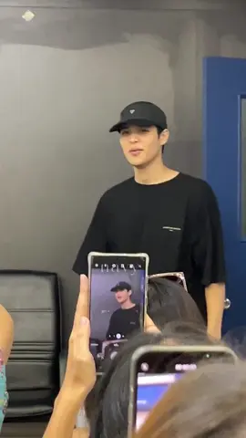 มาถึงก็กอดเลยน๊าาา🙊🙊#marcmc #poon_mit12 #marcpoon #ปูนมิตรภักดี #marcnatarit #MarcmcGraduationDay 