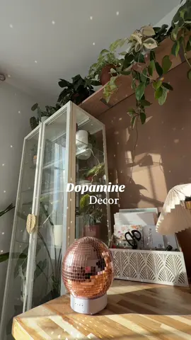 As tu déjà entendu parlé du « dopamine décor »? 🪴 C’est simple: C’est une tendance qui maximise le plaisir visuel en utilisant des couleurs vives, des motifs audacieux, en ajoutant des objets qui nous remplissent de joie. 🥹  Plutôt que de suivre des règles strictes de design, on se base sur les choses qui nous font du bien, selon nos envies et notre personnalité ! Ça rend un décor beaucoup plus vivant et unique selon moi 😌 Fini les décor tous pareils, bonjour l’originalité !  #dopamine #dopaminedecor #homedecor #deskdecor #desksetup #deskdecoration #desktour #plantsdecor #plantoftheday #plantofinstagram #plants