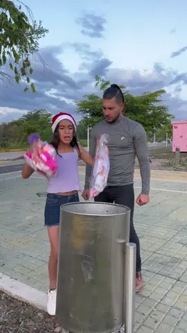 Bota sus muñecas porque quiere unas más grandes 